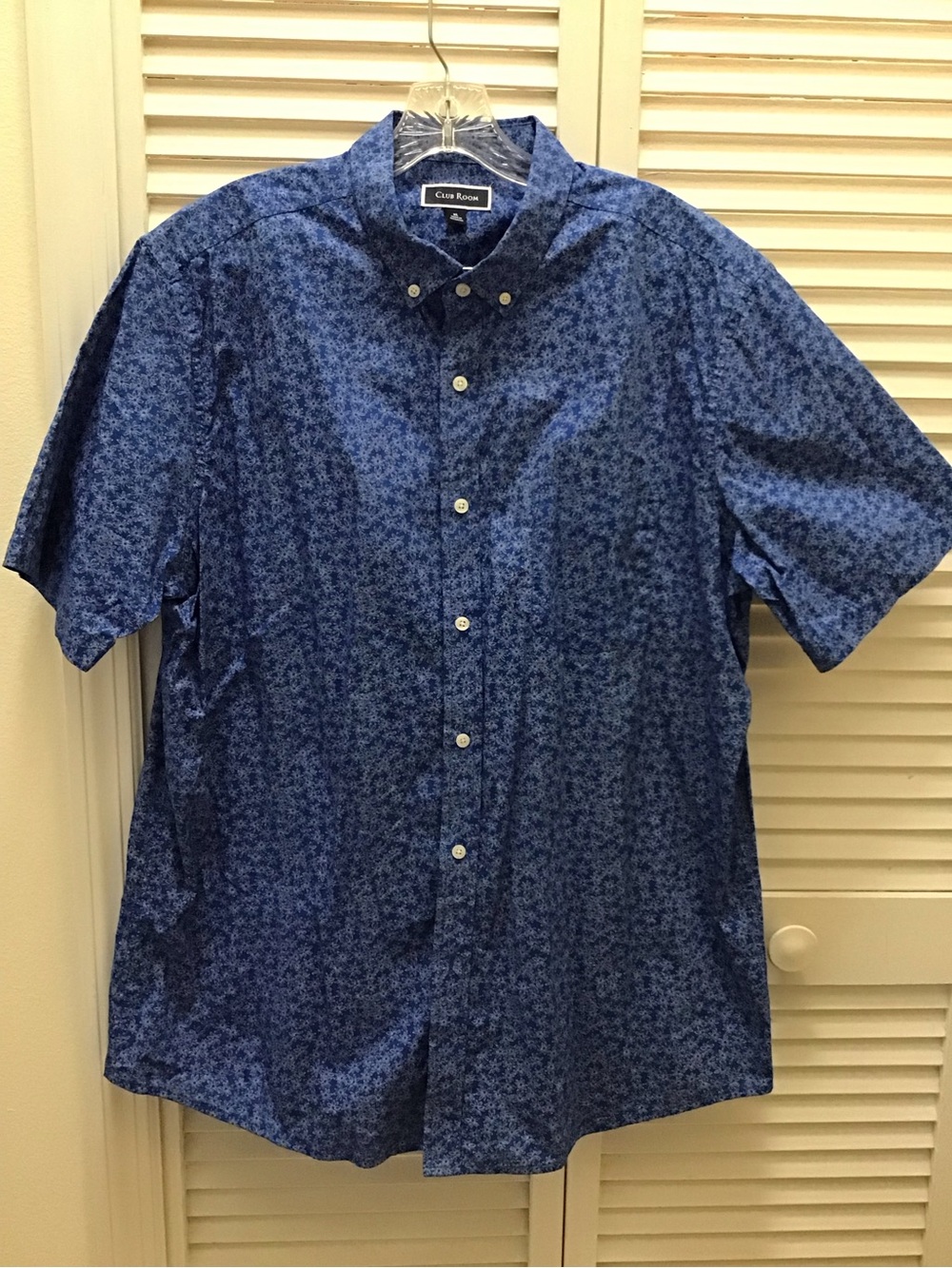 Club Room Men's Short Sleeve Button-Down Shirt in Navy Blue Floral